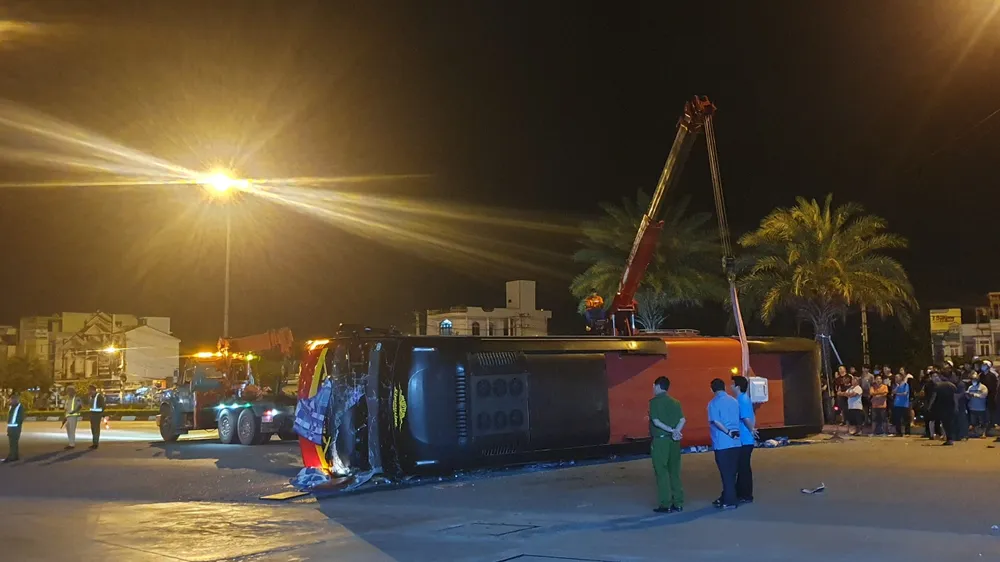 Lực lượng chức năng đang giải phóng làn đường an toàn trong đêm