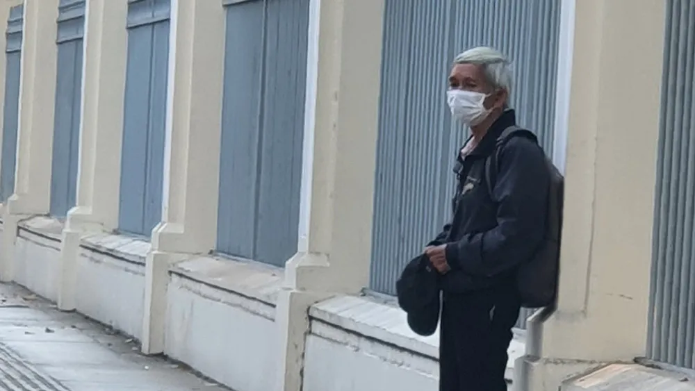 Một người đàn ông xin tiền người qua đường ở gần giao lộ Nguyễn Thị Minh Khai - Nam Kỳ Khởi Nghĩa (quận 1, TPHCM)