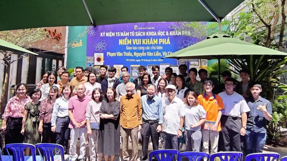 Các dịch giả chụp ảnh lưu niệm cùng bạn đọc