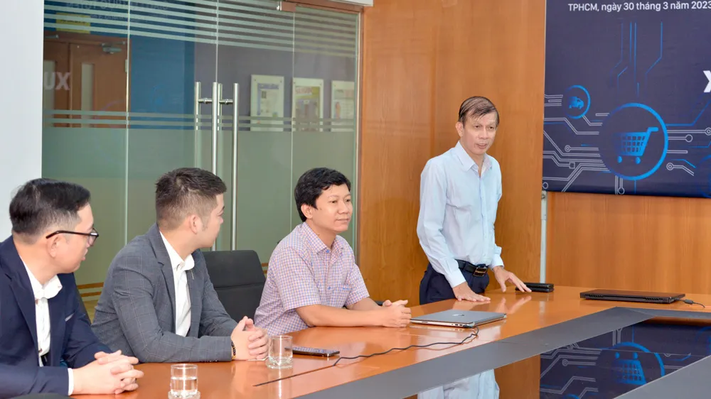 Phó Tổng Biên tập Báo SGGP Nguyễn Khắc Văn trao đổi với các khách mời trước buổi giao lưu trực tuyến. Ảnh: CAO THĂNG