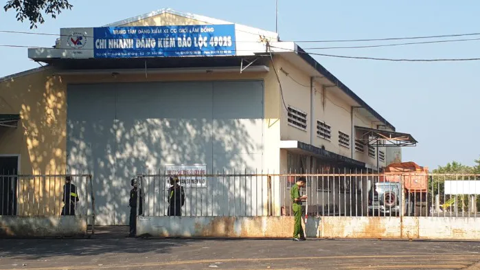 Cơ quan công an khám xét Trung tâm đăng kiểm xe cơ giới 4902S. Ảnh: Đ.K. Cơ quan công an khám xét Trung tâm đăng kiểm xe cơ giới 4902S. Ảnh: Đ.K.