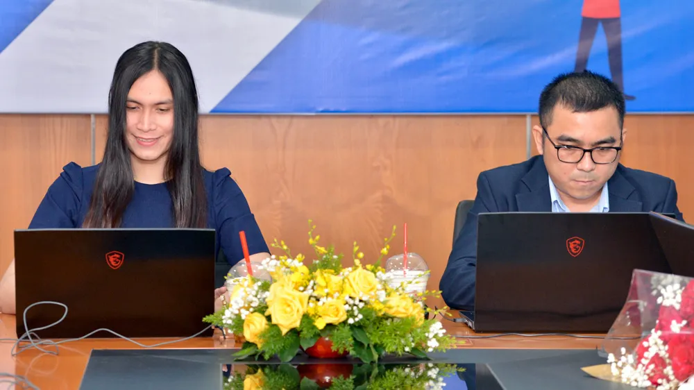 Th.S Nguyễn Hoàng Tiên (trái) và Th.S Trương Quang Trị tại buổi giao lưu. Ảnh: CAO THĂNG