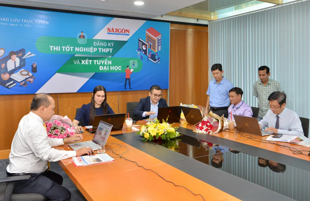 Rất nhiều câu hỏi được gửi tới buổi Giao lưu trực tuyến Đăng ký thi tốt nghiệp THPT và xét tuyển đại học. Ảnh: CAO THĂNG