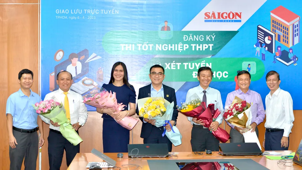 Phó Tổng Biên tập Nguyễn Khắc Văn (bìa phải) tặng hoa cảm ơn các khách mời tham gia buổi giao lưu trực tuyến. Ảnh: CAO THĂNG