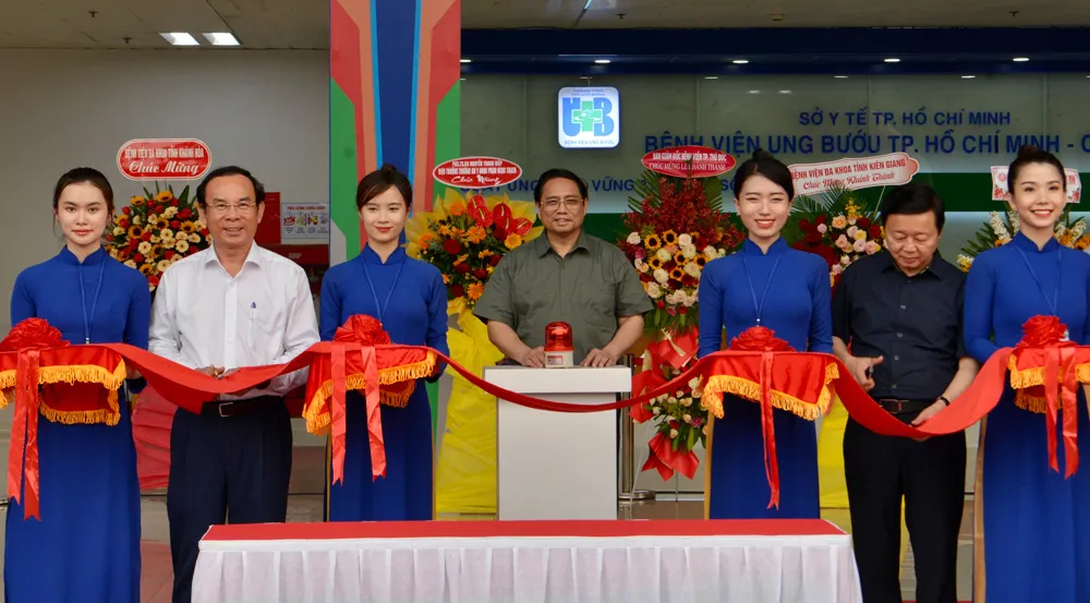Thủ tướng bấm nút khánh thành Bệnh viện Ung bướu TPHCM cơ sở 2. Ảnh: CAO THĂNG