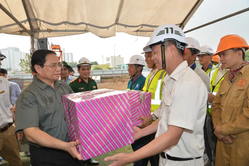 Thủ tướng tặng quà công nhân tại Công trình nút giao thông An Phú, TP Thủ Đức. Ảnh: CAO THĂNG
