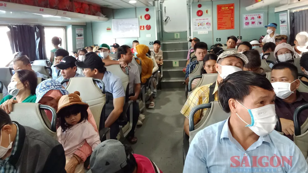 Khách đến tham quan đảo Lý Sơn bằng tàu cao tốc. Ảnh: NGUYỄN TRANG