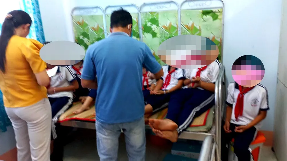 Các em học sinh đang được điều trị, theo dõi tại Trung tâm Y tế TP Đồng Xoài