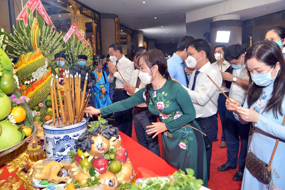 Lãnh đạo TPHCM và các đại biểu dâng hương các Vua Hùng. Ảnh: CAO THĂNG Lãnh đạo TPHCM và các đại biểu dâng hương các Vua Hùng. Ảnh: CAO THĂNG