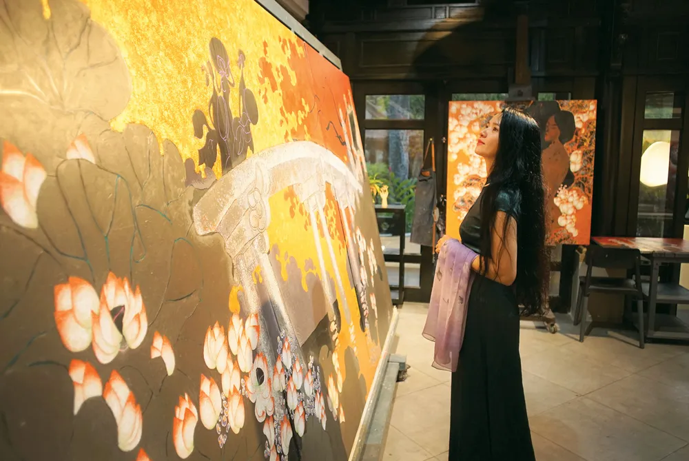 Khách tham quan phòng tranh tại làng hội họa Hàm Long. Ảnh: KHÚC THỤY