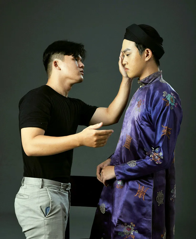 Những chiếc áo ngũ thân được Minh Đời chăm chút từng đường kim, mũi chỉ