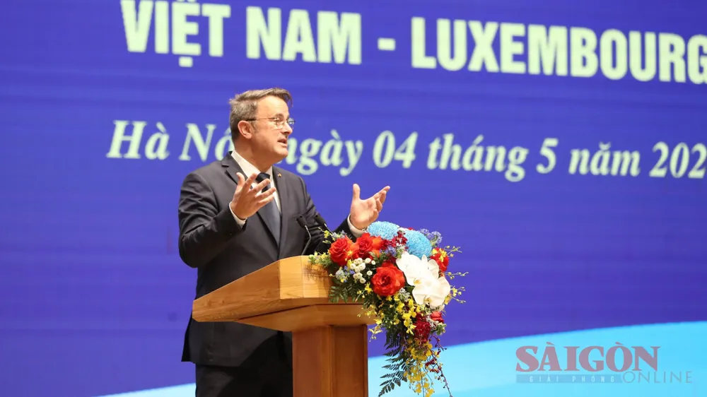 Thủ tướng Luxembourg Xavier Bettel phát biểu tại cuộc gặp gỡ báo chí. Ảnh: QUANG PHÚC