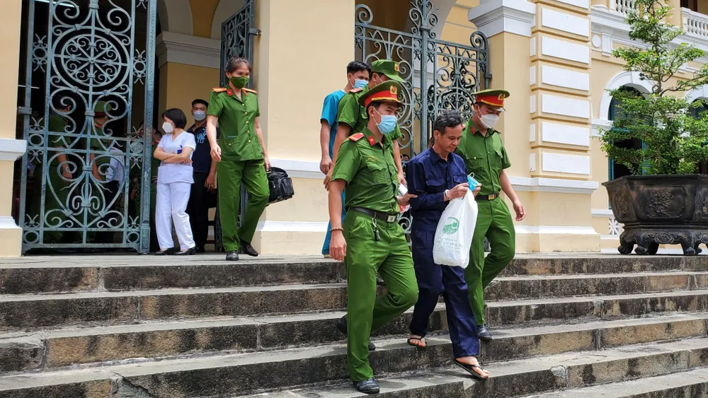 Công an áp giải bị cáo Trần Văn Bang