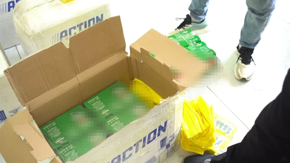 Trong các thùng bia nhập về Việt Nam là ma túy. Ảnh do hải quan cung cấp