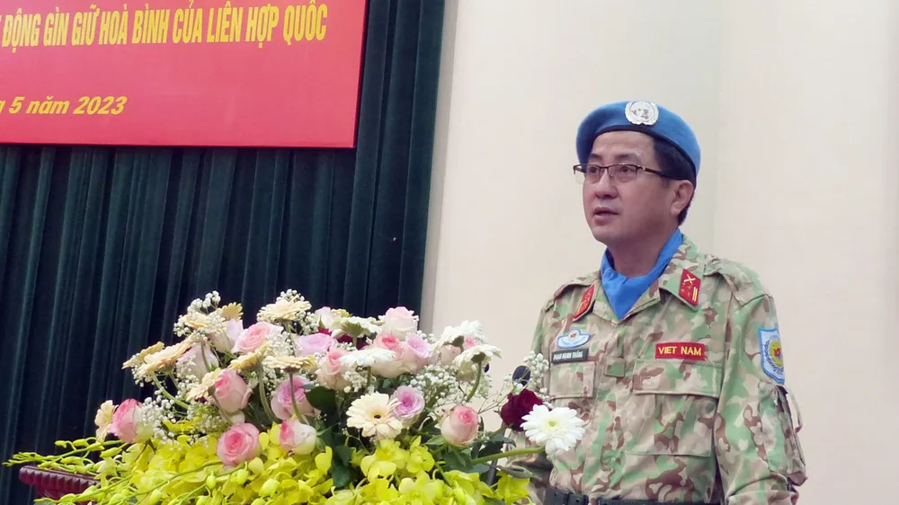 Đại tá Phạm Mạnh Thắng trình bày báo cáo tại hội nghị. Ảnh: T.B.