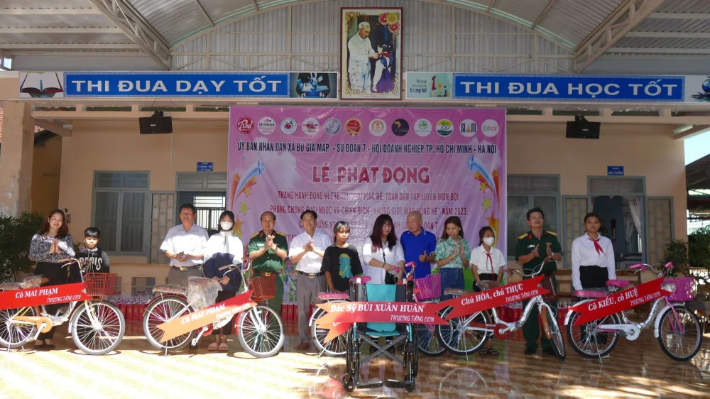 Đoàn về nguồn trao xe đạp cho các học sinh và xe lăn cho gia đình có con bị tật