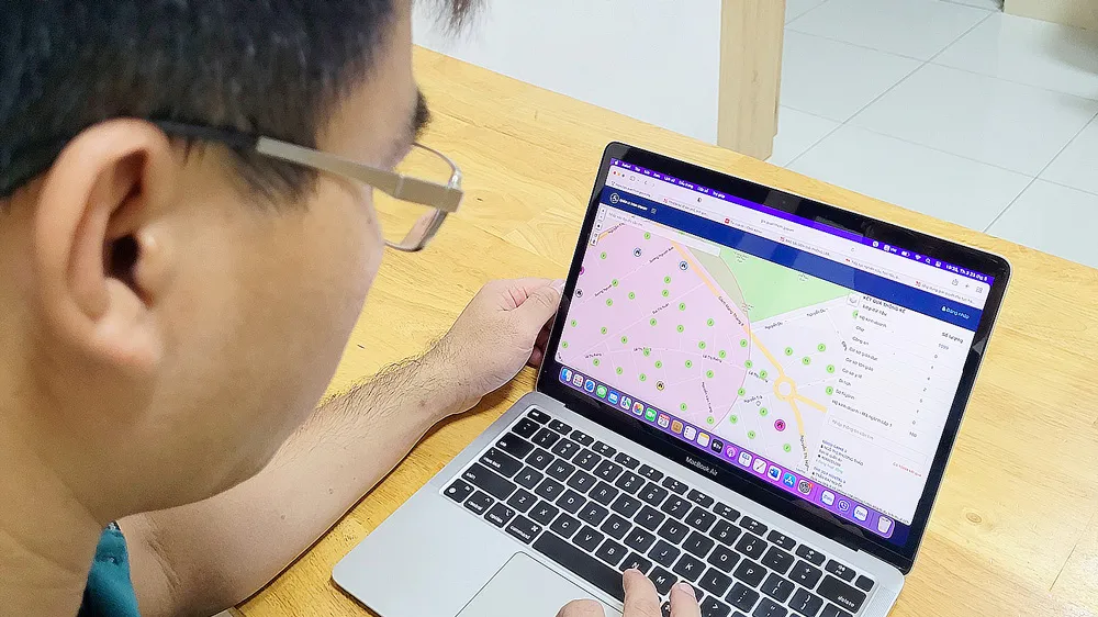 Người dân tra cứu thông tin trên hệ thống WEBGIS của quận 1, TPHCM