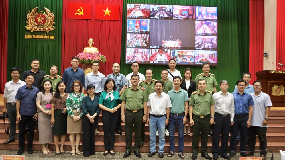 Thiếu tướng Lê Hồng Nam cùng đại diện các cơ quan báo chí thành phố tại điểm cầu TPHCM