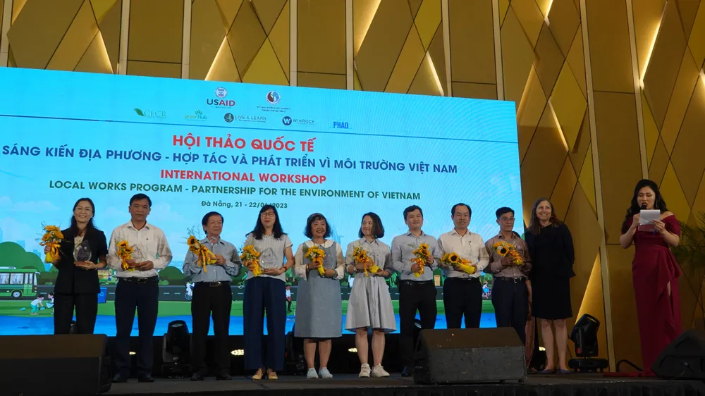 Tuyên dương, động viên những người tham gia, thực hiện các sáng kiến về bảo vệ môi trường. Ảnh: XUÂN QUỲNH