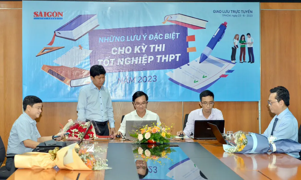 Các khách mời tư vấn cho thí sinh tại buổi GLTT. Ảnh: CAO THĂNG