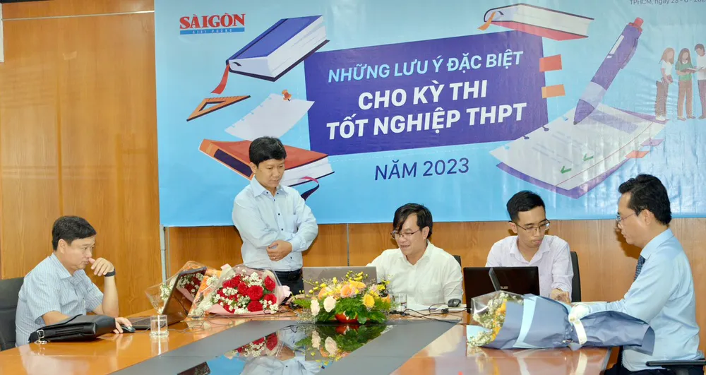 Các khách mời đang tư vấn cho thí sinh. Ảnh: CAO THĂNG