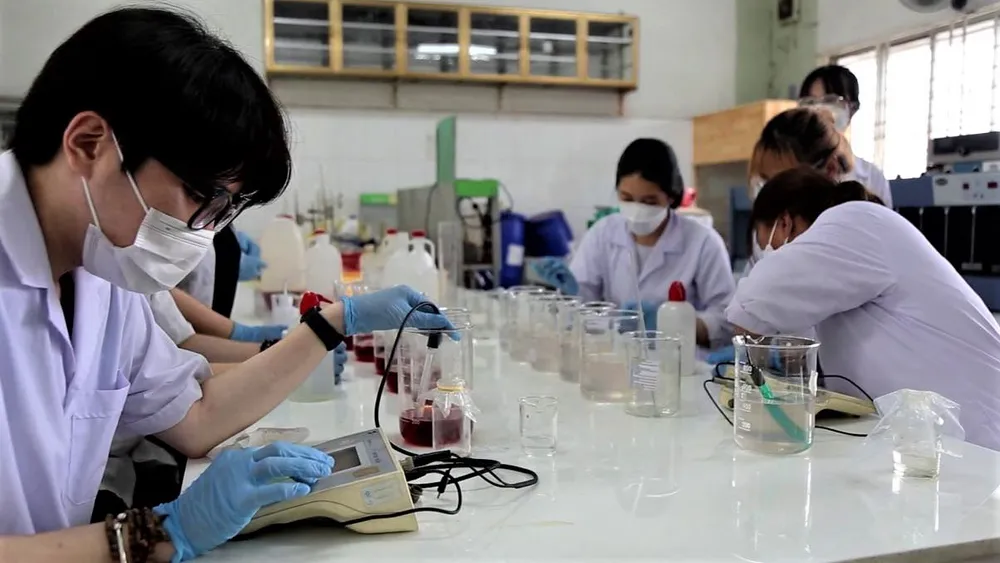 Sinh viên Trường ĐH Sài Gòn đang học thực hành