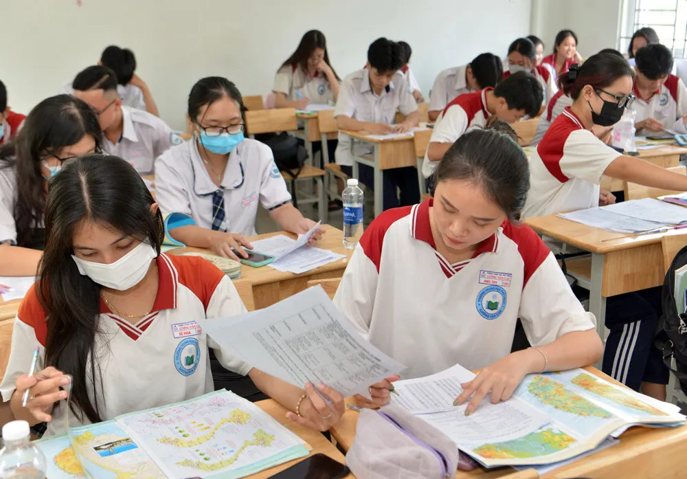 Học sinh Trường THPT Lương Văn Can ôn thi Kỳ thi tốt nghiệp THPT năm 2023. Ảnh: CAO THĂNG