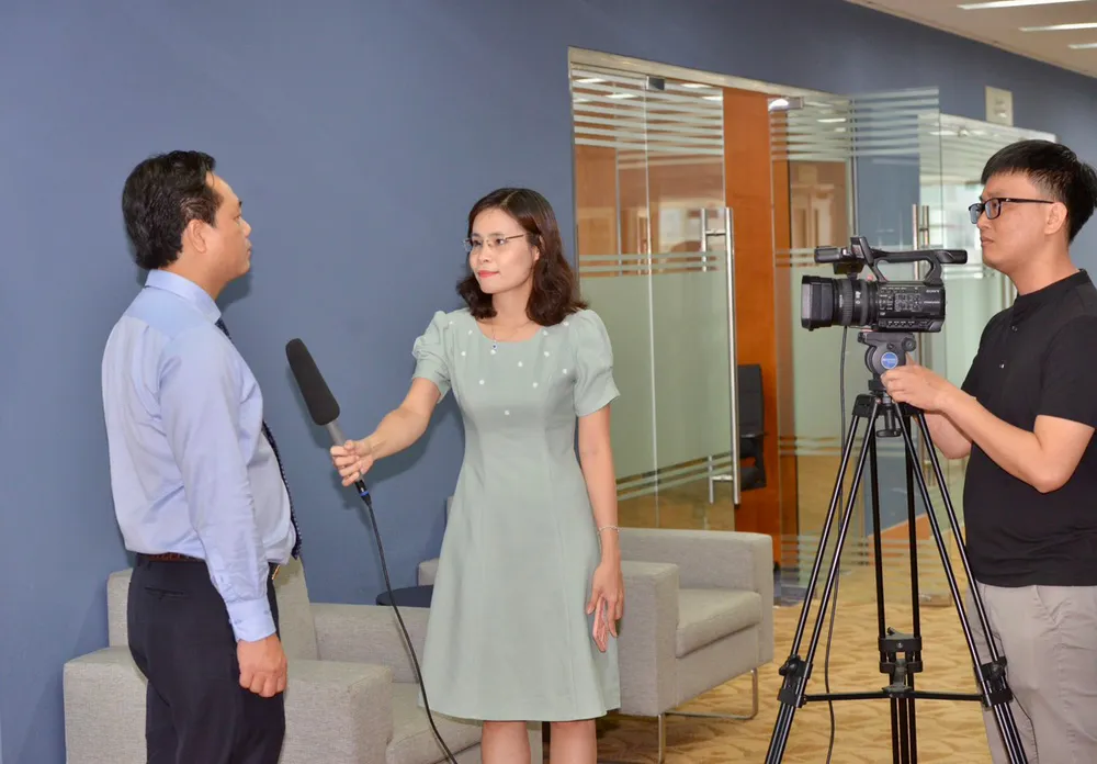 Th.S Trần Công Bình tư vấn cho thí sinh tại buổi GLTT. Ảnh: CAO THĂNG