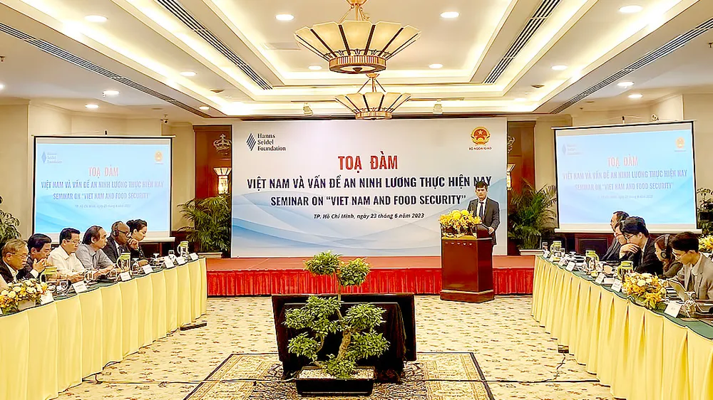 Ông Nguyễn Đăng Trung, Phó Vụ trưởng Vụ Hợp tác kinh tế đa phương, Bộ Ngoại giao, phát biểu khai mạc tọa đàm. Ảnh: THANH HẰNG