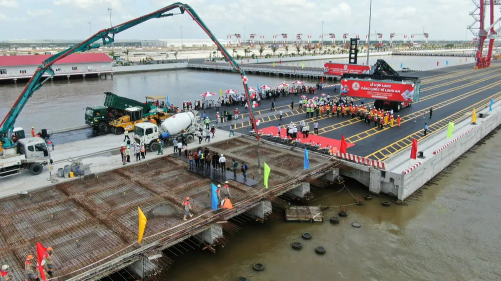 Cảng quốc tế Long An hợp long 7 cầu cảng. Ảnh: HOÀNG HÙNG Cảng quốc tế Long An hợp long 7 cầu cảng. Ảnh: HOÀNG HÙNG