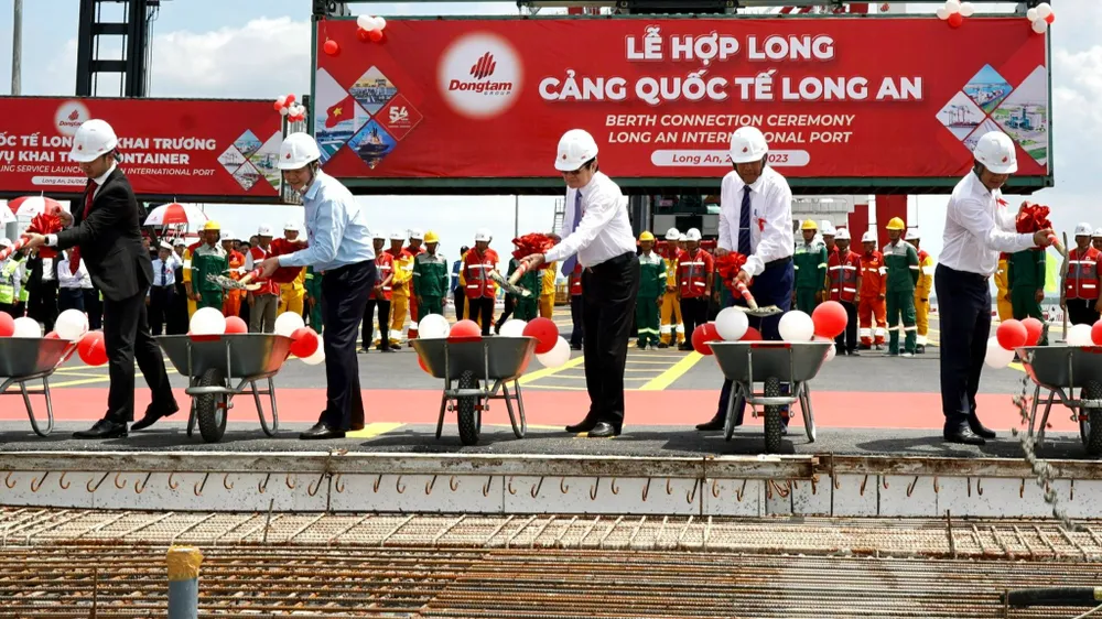 Các đồng chí lãnh đạo thực hiện nghi thức hợp long 7 cầu cảng. Ảnh: HOÀNG HÙNG Các đồng chí lãnh đạo thực hiện nghi thức hợp long 7 cầu cảng. Ảnh: HOÀNG HÙNG