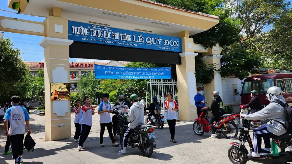 Các thí sinh đến điểm thi ở Long An để làm thủ tục. Ảnh: NGỌC PHÚC
