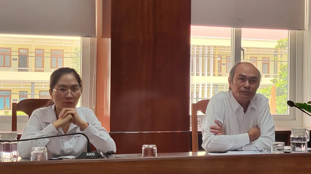 Ông Nguyễn Văn Hạnh (bên phải), Giám đốc Công ty điện lực Kon Tum trả lời Báo SGGP