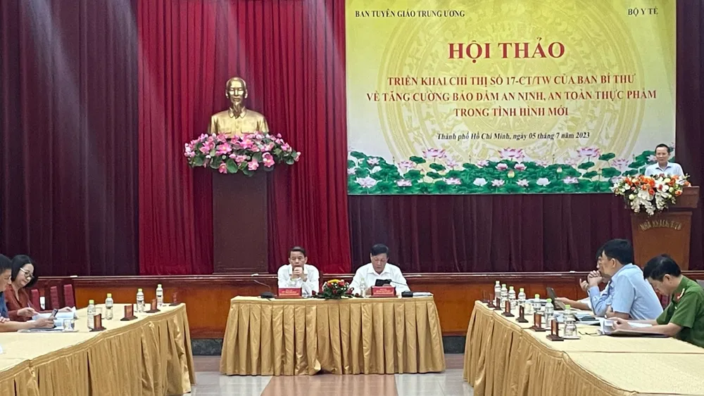 Đồng chí Vũ Thanh Mai, Phó Trưởng ban Tuyên giáo Trung ương và đồng chí Đỗ Xuân Tuyên, Thứ trưởng Thường trực Bộ Y tế đồng chủ trì hội thảo