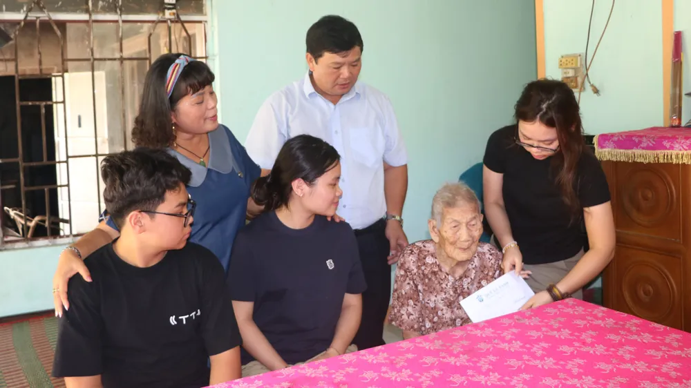 Thăm hỏi và trao tiền phụng dưỡng cho Mẹ Việt Nam anh hùng Nguyễn thị Soạn