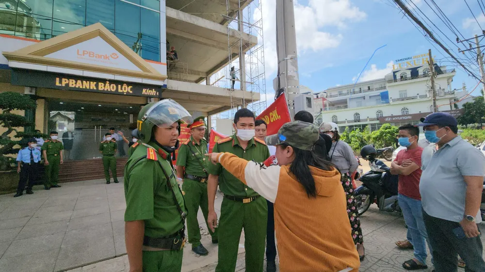 Nhiều người đã đến LienVietPostBank Bảo Lộc để đòi quyền lợi