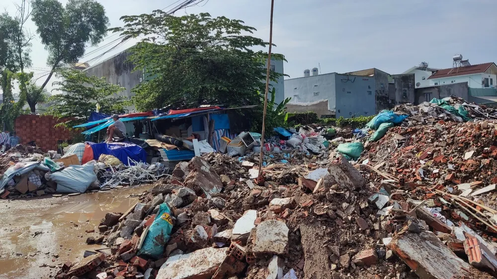 Khu đất dự án nhà ở của Công ty TNHH Lâm nông thổ sản vẫn còn nhiều địa điểm có nguy cơ, chưa được xử lý. Ảnh: QUANG HUY