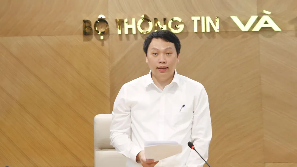 Thứ trưởng Bộ TT-TT Nguyễn Huy Dũng phát biểu tại cuộc họp báo
