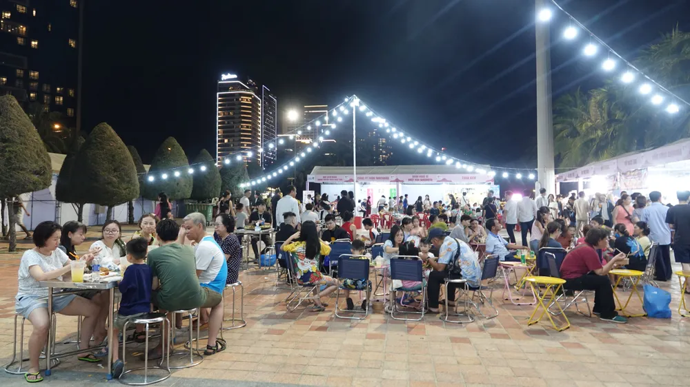 Người dân thưởng thức ẩm thực. Ảnh: XUÂN QUỲNH