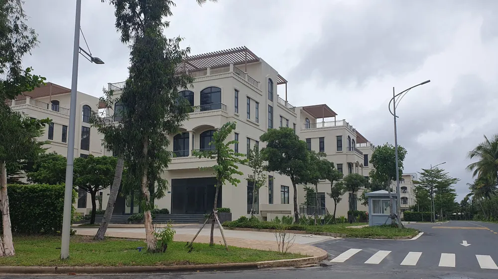 Khu biệt thự sang trọng không một bóng người Khu biệt thự sang trọng không một bóng người