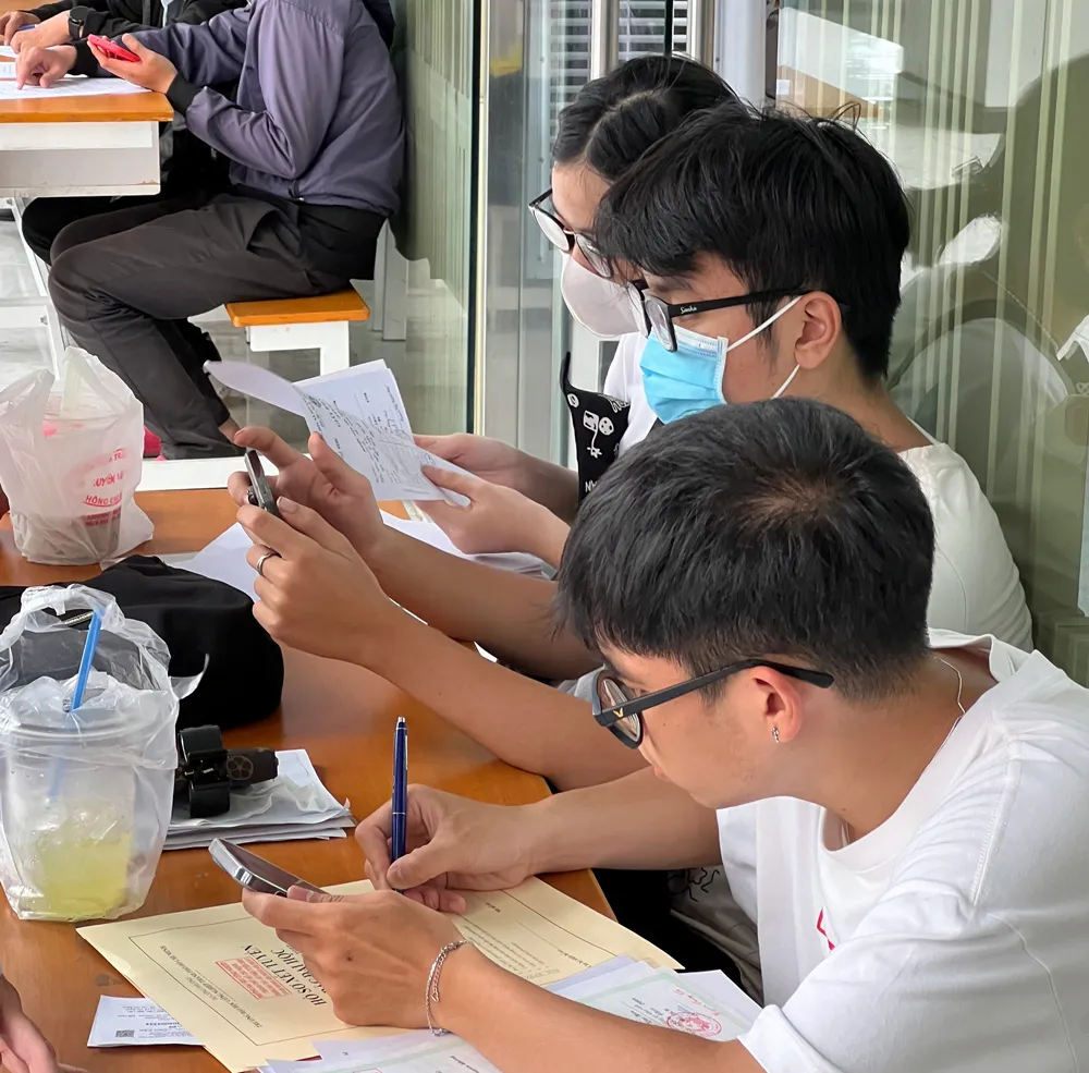 Thí sinh làm hồ sơ xét tuyển vào Trường Đại học Công nghiệp TPHCM, chiều 19-7-2023. Ảnh: CAO THĂNG