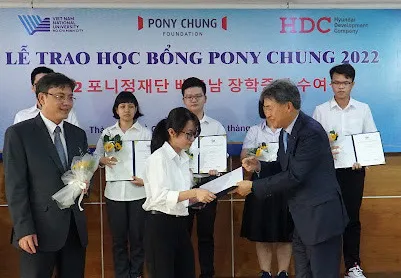Sinh viên xuất sắc của Đại học Quốc gia TPHCM được các doanh nghiệp nước ngoài trao học bổng