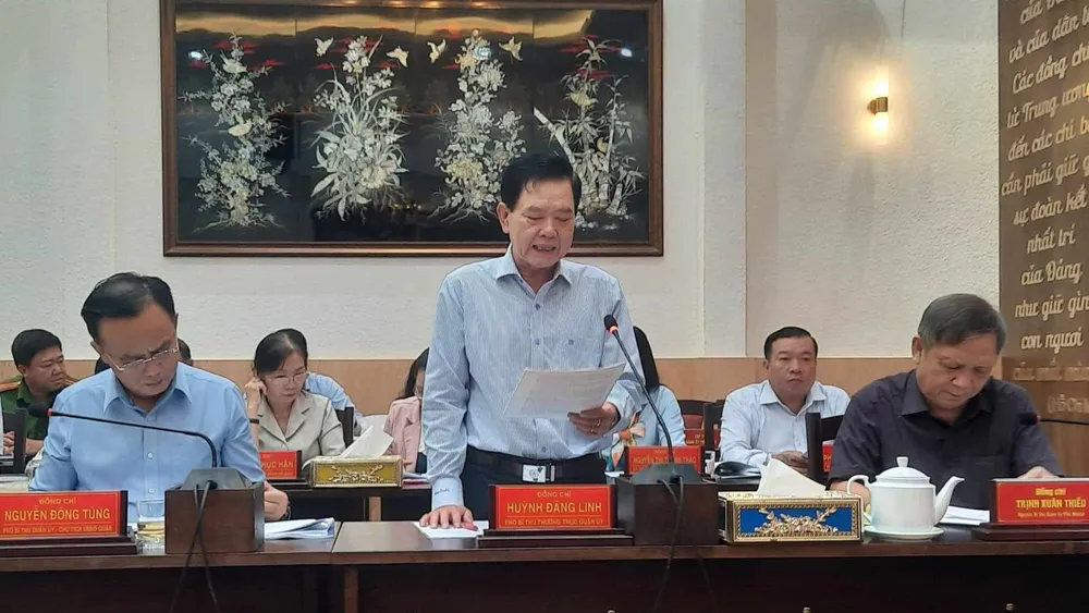 Phó Bí thư Quận ủy Phú Nhuận Huỳnh Đăng Linh báo cáo tại cuộc khảo sát