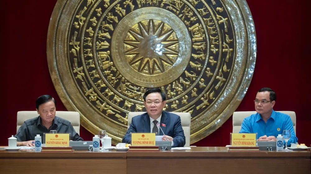 Chủ tịch Quốc hội Vương Đình Huệ, Phó Chủ tịch Quốc hội Nguyễn Khắc Định, Chủ tịch Tổng Liên đoàn Lao động Việt Nam Nguyễn Đình Khang chủ trì phiên họp