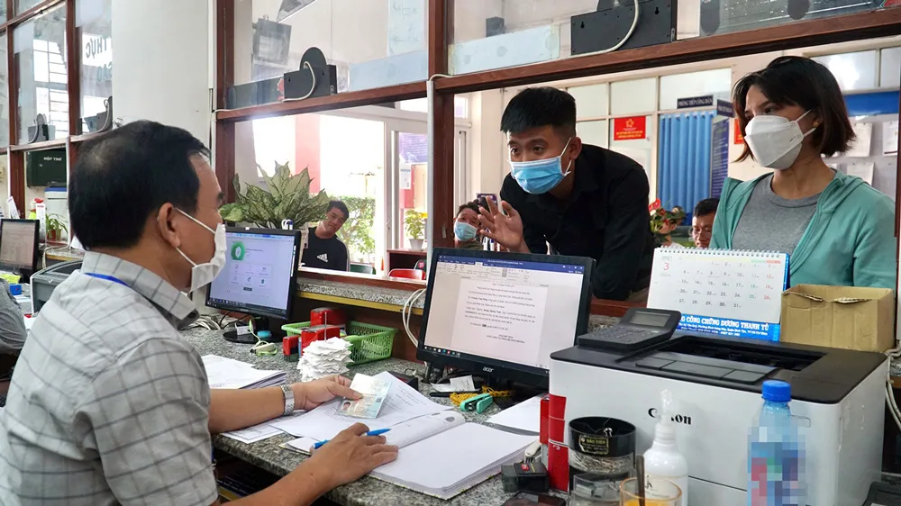 Công chức phường Bình Hưng Hòa A (quận Bình Tân, TPHCM) tiếp nhận giải quyết hồ sơ phục vụ người dân