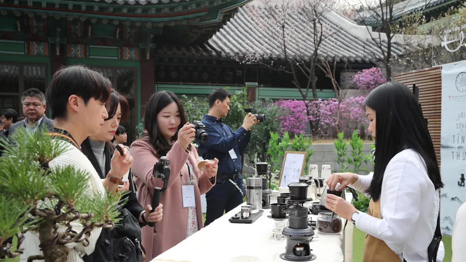 Phong cách thưởng lãm Cà phê Thiền, được Trung Nguyên Legend sáng tạo từ di sản văn hóa cà phê phin Việt Nam đã gây ấn tượng đặc biệt tại sự kiện khai trương văn phòng tại Gangnam, Seoul, Hàn Quốc Phong cách thưởng lãm Cà phê Thiền, được Trung Nguyên Legend sáng tạo từ di sản văn hóa cà phê phin Việt Nam đã gây ấn tượng đặc biệt tại sự kiện khai trương văn phòng tại Gangnam, Seoul, Hàn Quốc