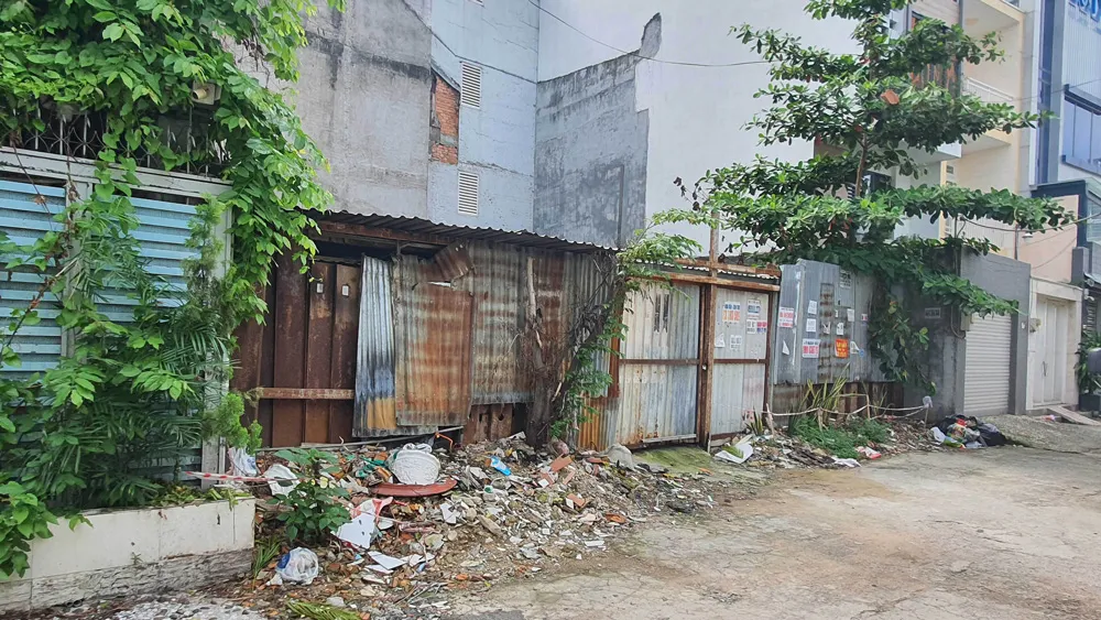 Nhiều rác thải, xà bần ở bên ngoài công trình xây dựng, lấn chiếm hẻm