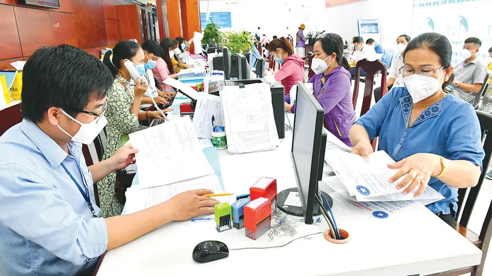 Người dân làm thủ tục hành chính tại UBND huyện Bình Chánh, TPHCM. Ảnh: VIỆT DŨNG