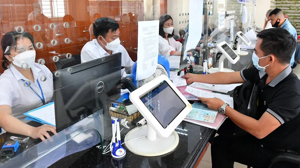 Người dân làm thủ tục hành chính tại TP Thủ Đức, TPHCM. Ảnh: VIỆT DŨNG