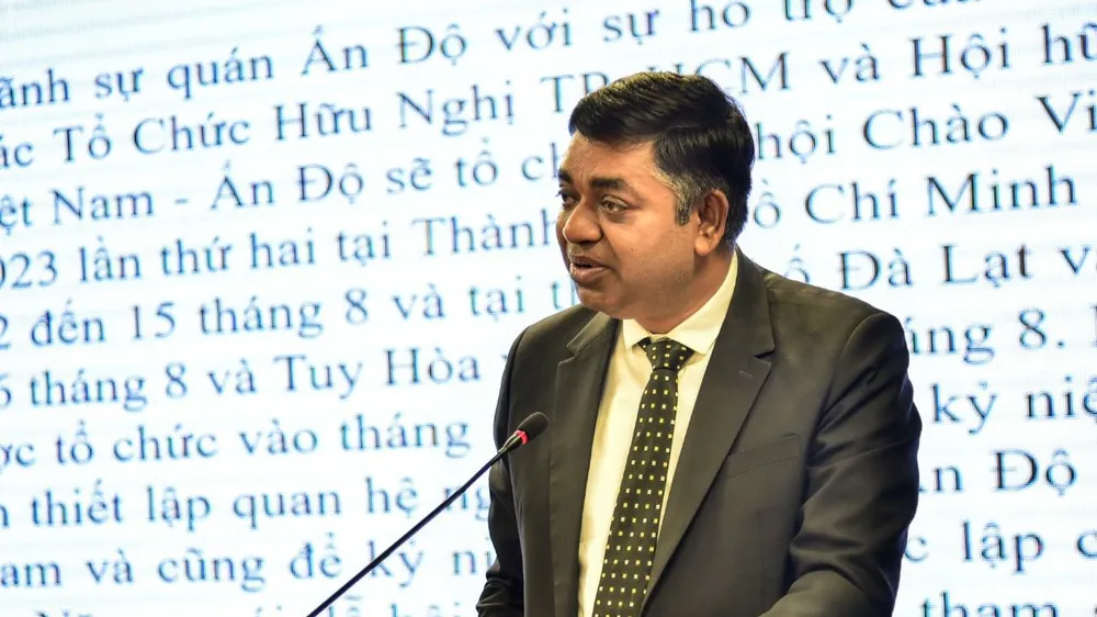 Tổng Lãnh sự Ấn Độ Madan Mohan Sethi phát biểu tại buổi họp báo